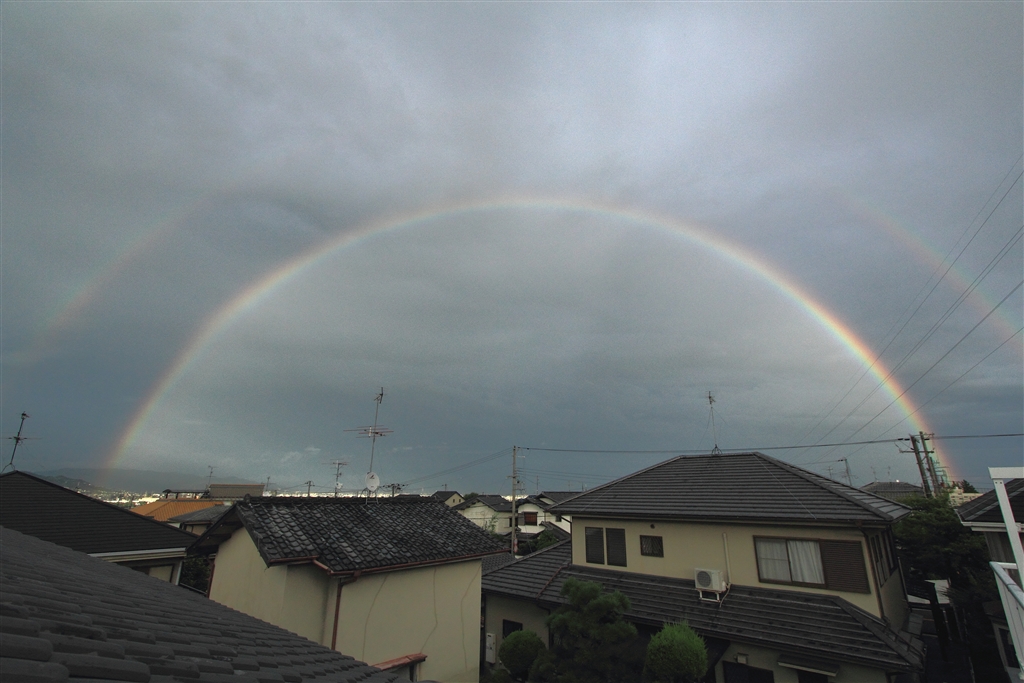 価格 Com 『雨のあとに出た虹を眺める（虹が二重になって雨雲の手前で出る）』 デジタルカメラ Isoworldさんのクチコミ掲示板投稿