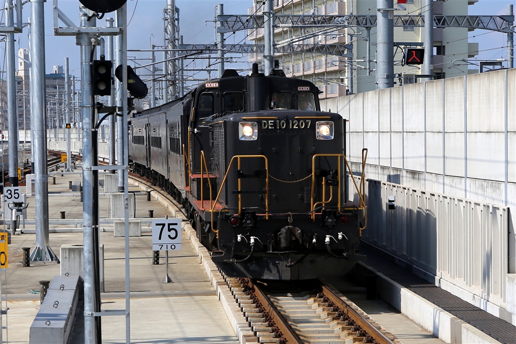 価格 Com ｓｌ人吉 熊本駅６番ホーム ｄｅ１０の牽引で入線 カメラその他 写真云々さんのクチコミ掲示板投稿画像 写真 鉄道写真作例 てつのみち V１7 晩夏です そして秋へ