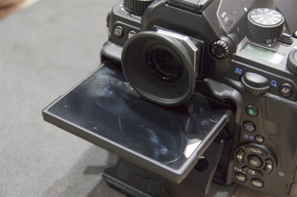 価格.com - 『アイカップMII装着のK-1液晶を90度まで上に可動