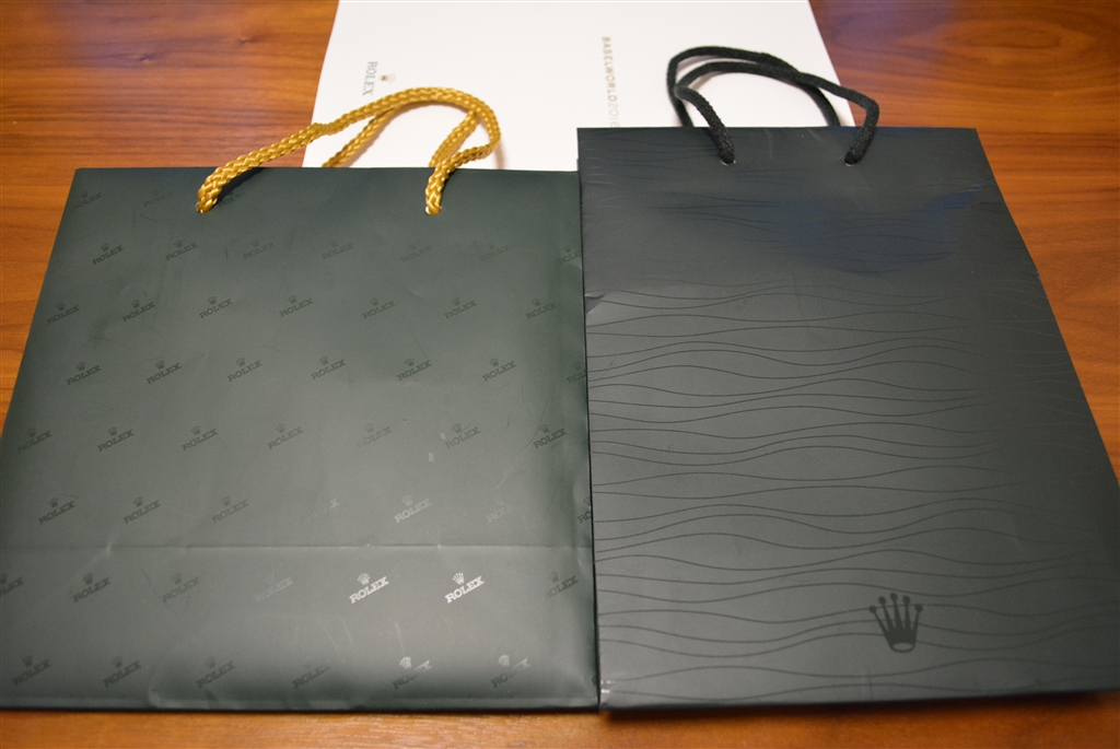 価格.com - 『左が日本正規店の紙袋、右が韓国正規店の紙袋』ロレックス シードゥエラー ディープシー 116660 [オイスター