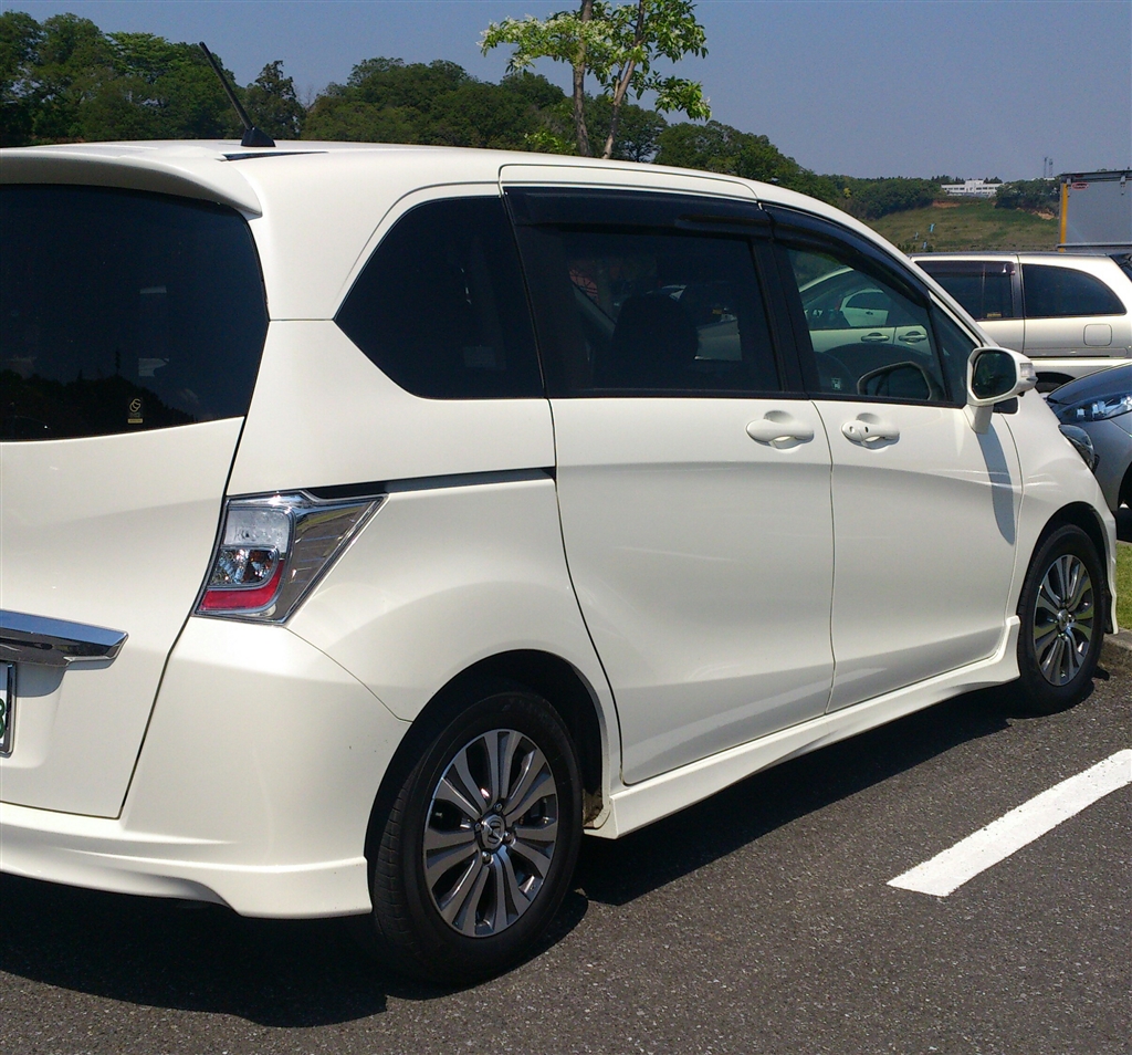 価格 Com 分かりづらくて恐縮ですが家のフリードです ホンダ フリード Roginsさん のクチコミ掲示板投稿画像 写真 中期型ガソリン ハイブリットのテールランプの違い