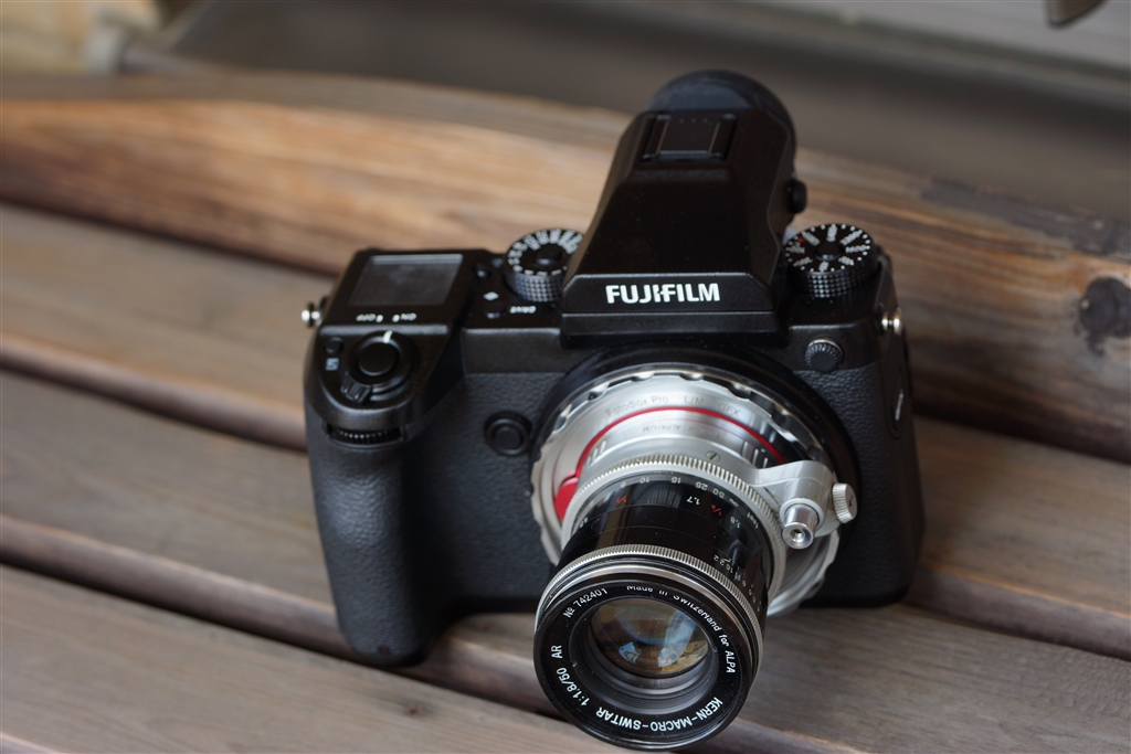 価格.com - 『一番気に入ってるのはこの50mmF1.8であります。』富士