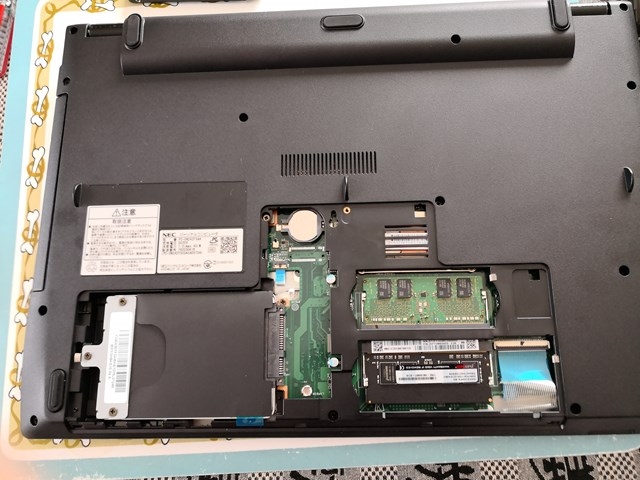 価格.com - 『裏ブタを開けたメモリーとHDDの配置』NEC LAVIE Smart NS(S) PC-SN242 Corei3