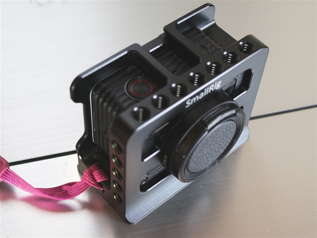 価格.com - 『シャッター側にストラップが付けられます』SONY