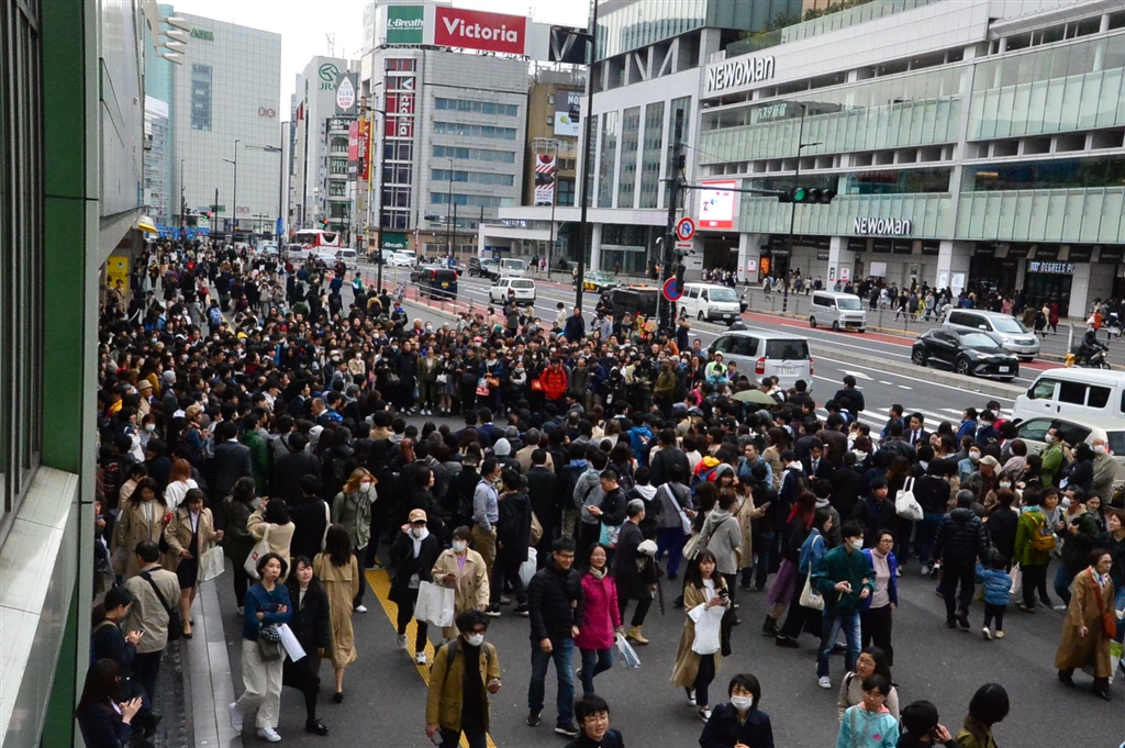 価格 Com 13 30 新宿駅南口に人ごみ発見 有名人でも来るの いや号外マニアだそうな デジタルカメラ たのちゃんさんのクチコミ掲示板投稿画像 写真 桜 追い人