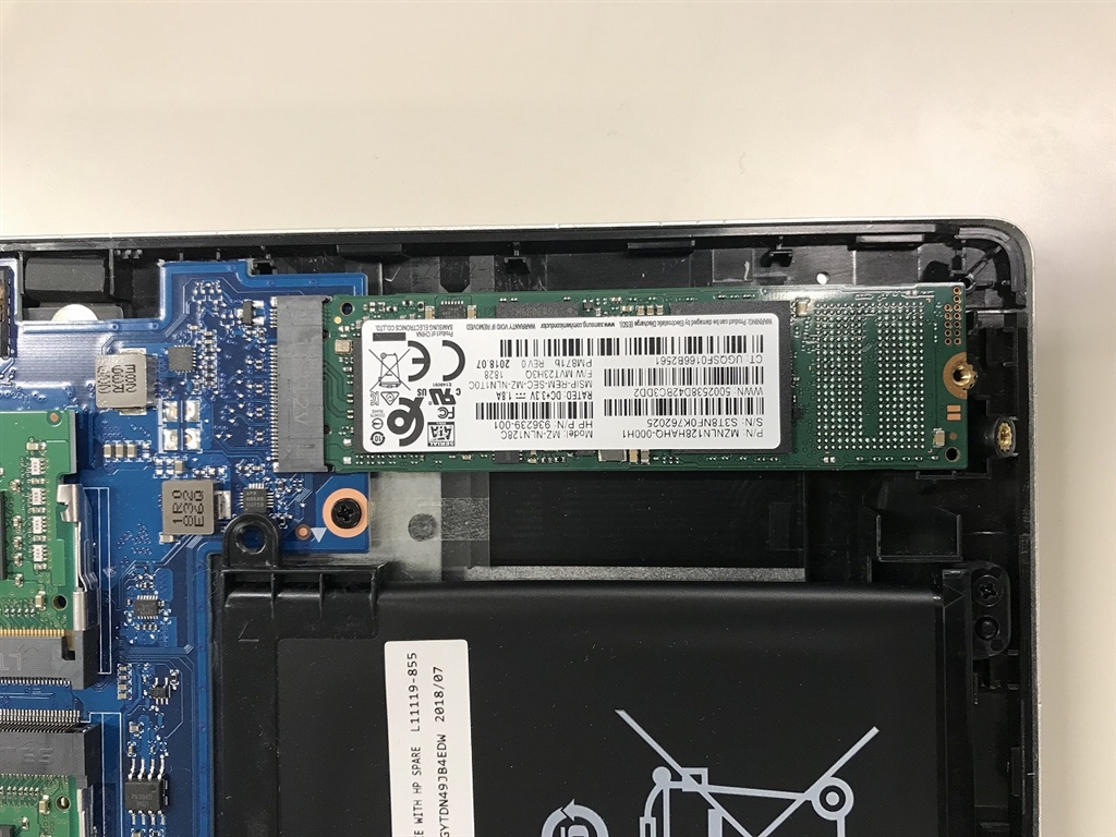 価格.com - 『交換前のSSD。端子に切り欠きが2個あるタイプです』HP