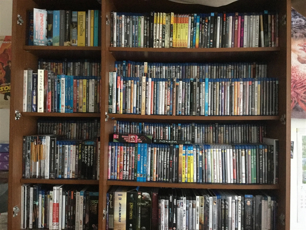 DVDとBlu-rayと本棚