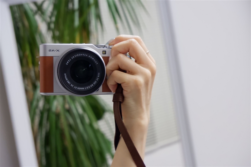 価格.com - 『男性にとっては小さめのカメラですが、私が持つと大きくなります。』富士フイルム FUJIFILM X-A5 レンズキット