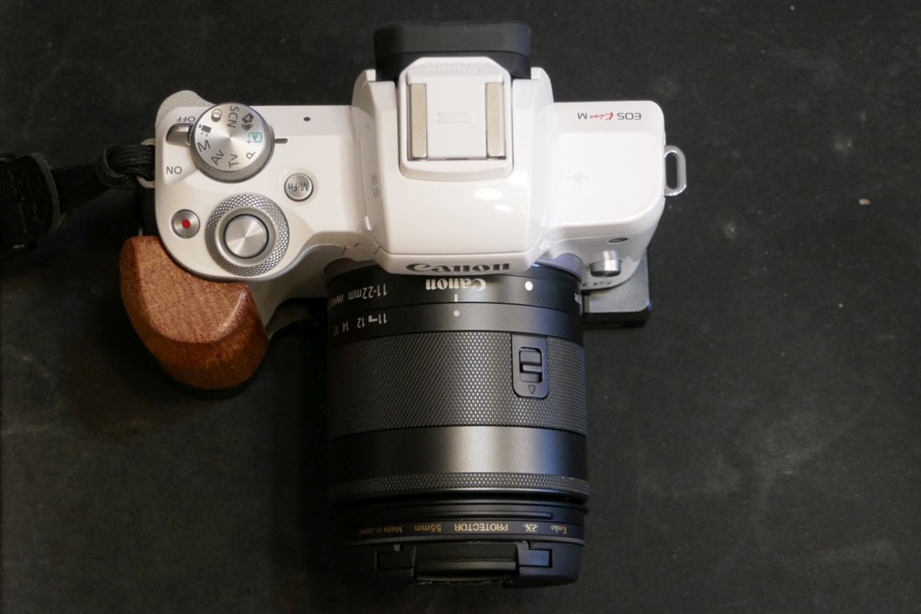 価格.com - 『グリップが張り出します』CANON EOS Kiss M EF-M18-150