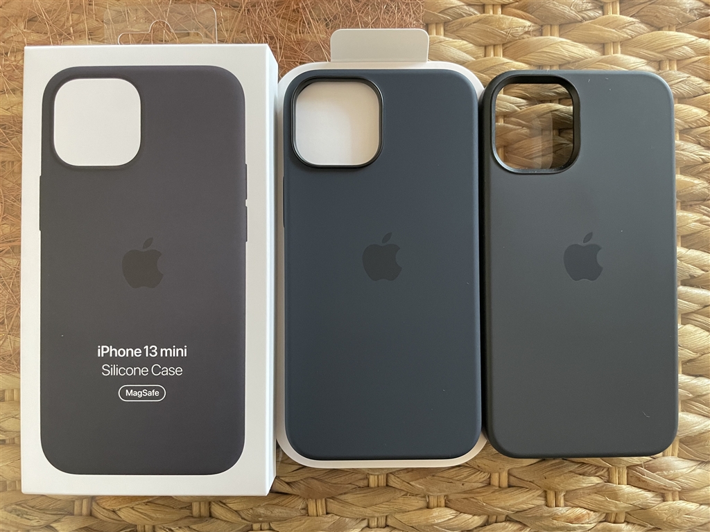 価格.com - 『左がiPhone13ミッドナイト、右がiPhone12ブラック』Apple iPhone 13 mini 128GB
