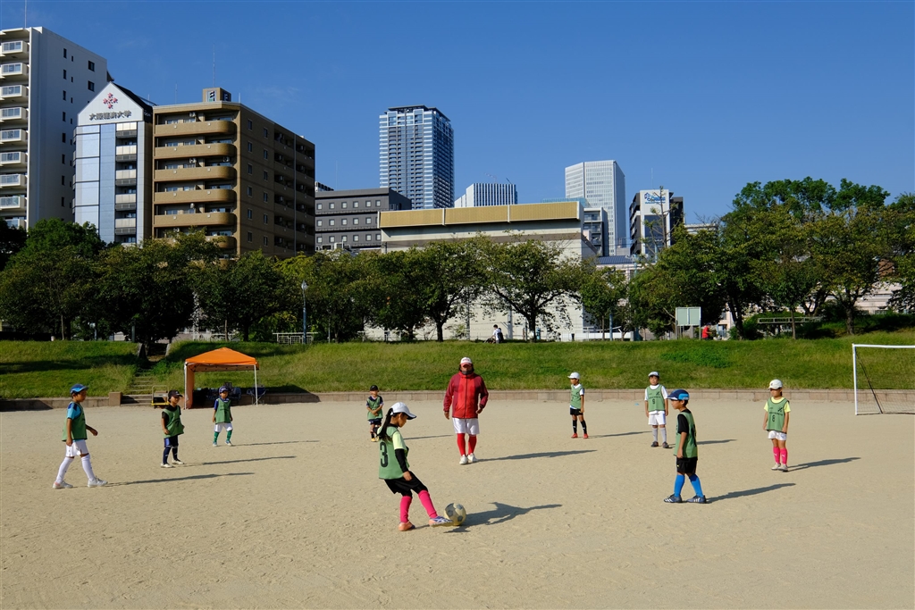 価格 Com 大阪北区扇町公園にて サッカー朝練風景 富士フイルム Fujifilm X E4 ボディ M2 Mantaさん のクチコミ掲示板 投稿画像 写真 初心者で子供用カメラに Sonyか迷っています