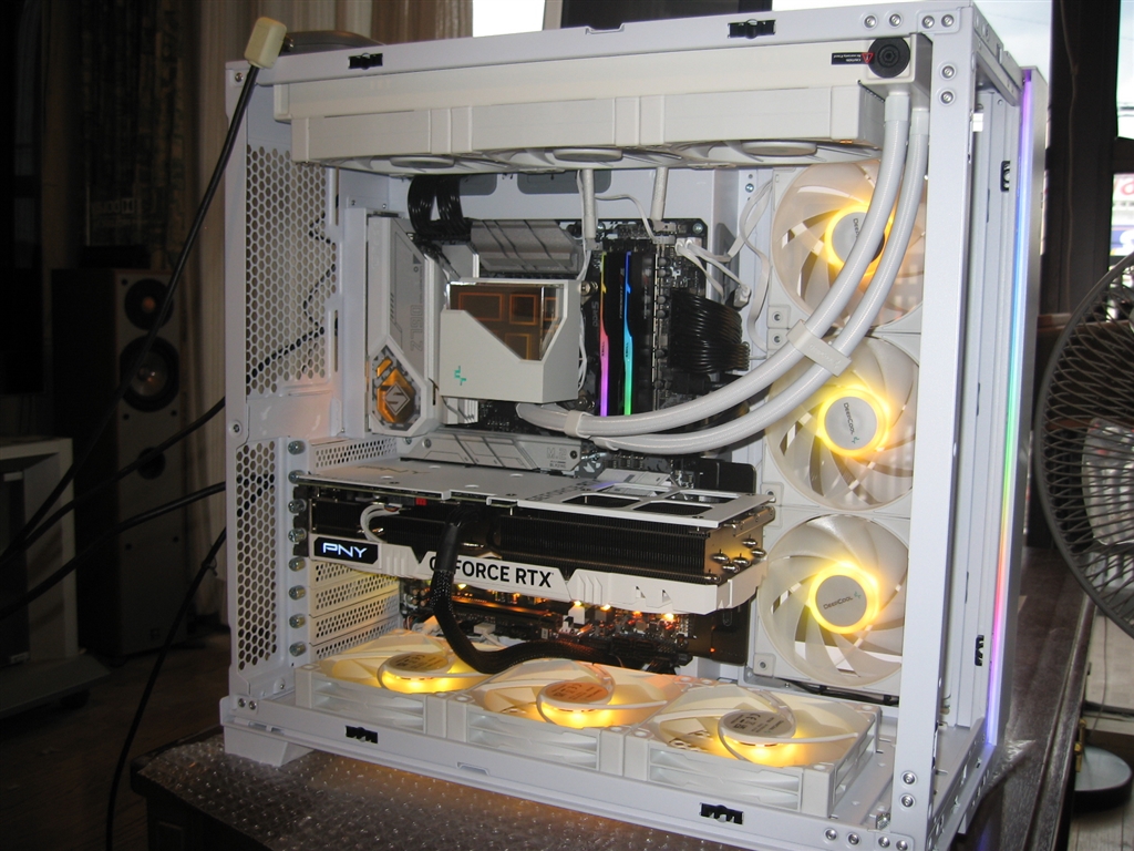 価格.com - 『白が映える！自己満足の世界。』PNY GeForce RTX 4070 Ti