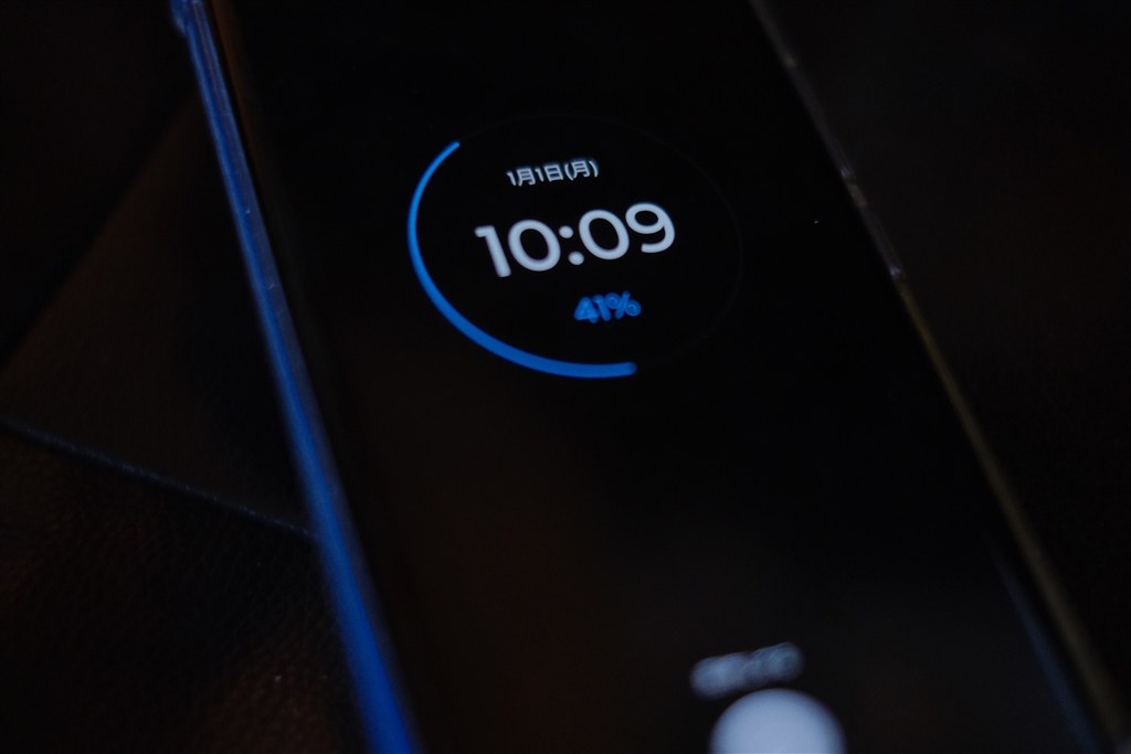 motorola edge 40 残積なし　急速充電 価格.com - 『急速充電中のモトローラ Edge 40』MOTOROLA edge
