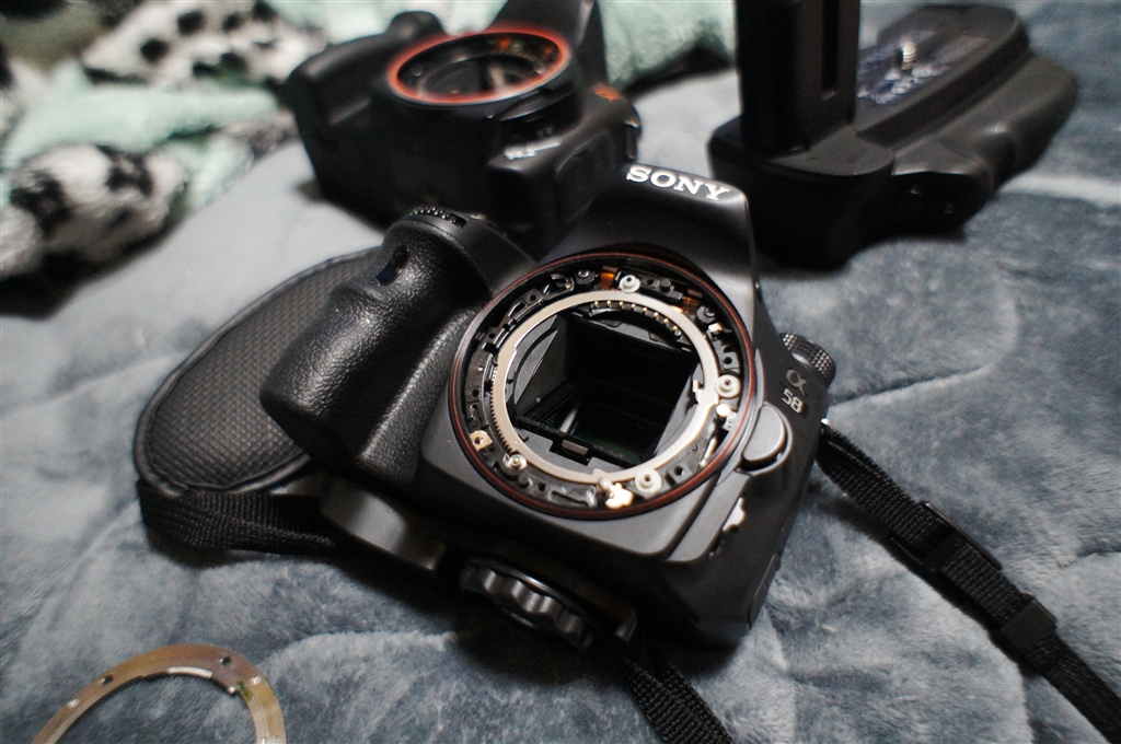 価格.com - 『ネジ6か所を外した図』SONY α58 SLT-A58M 高倍率ズーム