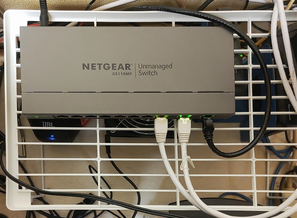 価格.com - 『100均のプラ棚に設置』NETGEAR GS110MX-100JPS ダー君 