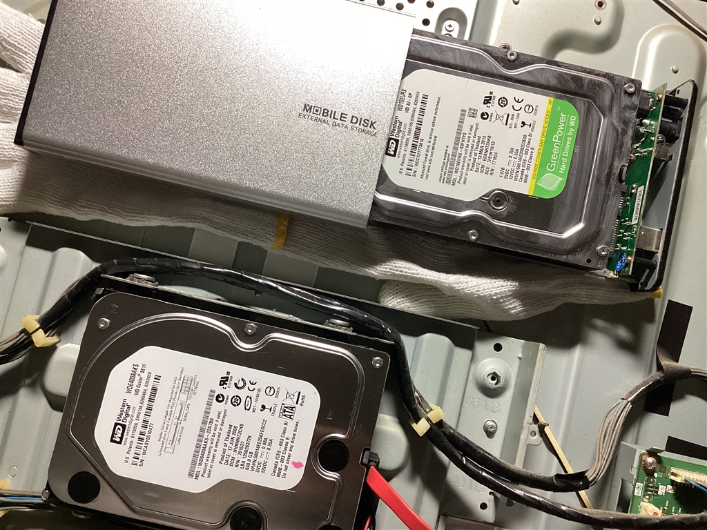 価格.com - 『上側が元々付いていた1TB HDDです。隣に置いているだけ