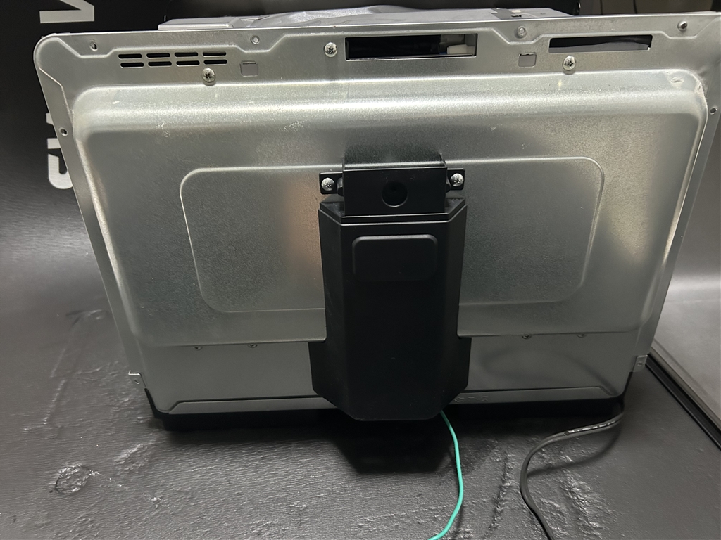 価格.com - 『背面のネジ外し途中（中央上の黒いカバーは先に外して