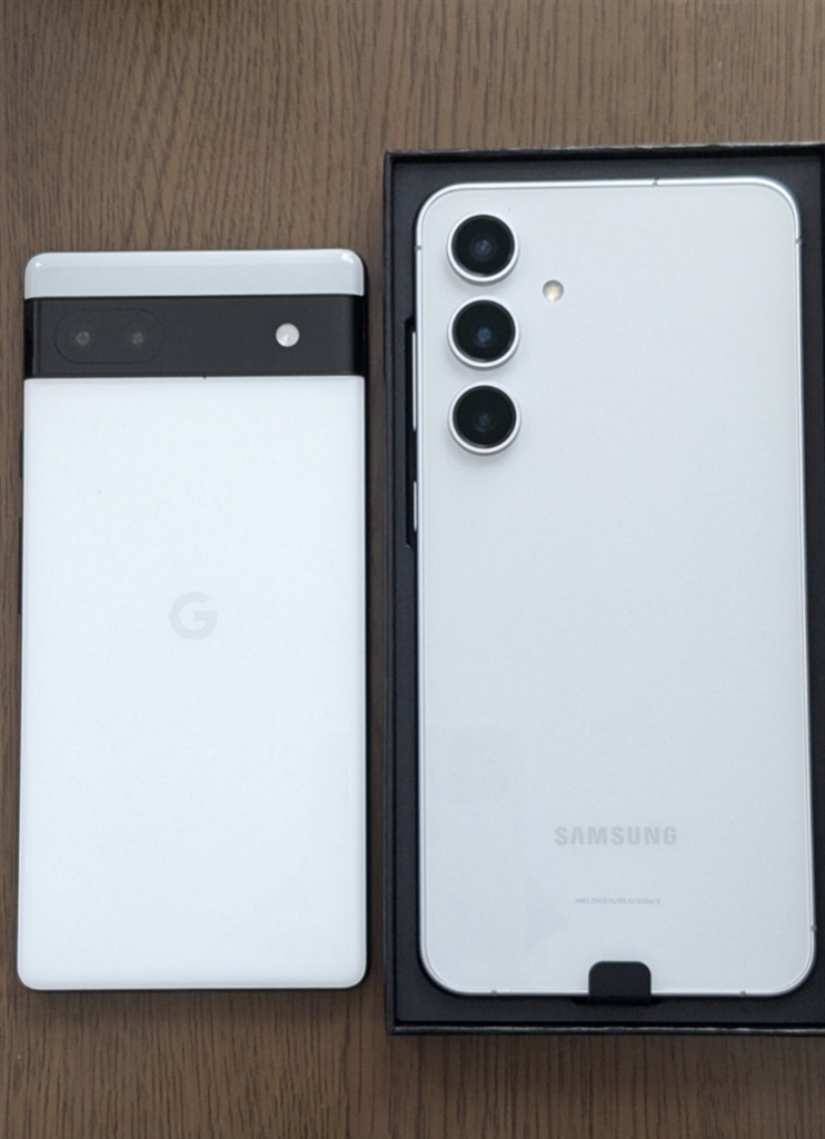 価格.com - 『S24FEグレー（隣はPixel6aホワイト）』サムスン