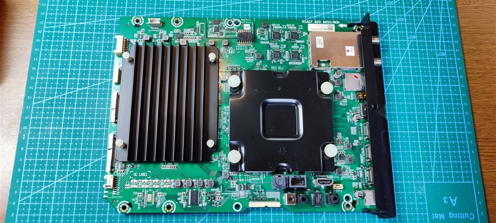 価格.com - 『外したメインボード。多分左側の放熱器の下のLSIのBGA