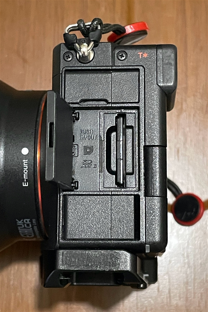価格.com - 『カードスロットカバーを開けた状態』SONY α7C II