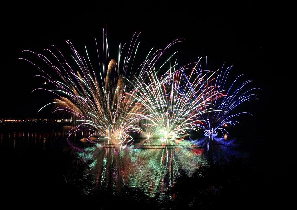 花火は冷えやすい 丸モ高木陶器の冷感花火 ゆらゆらグラスを贈る | カジュアル