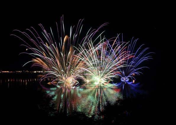 花火は冷えやすい 花火は冷えやすい 花火動画図鑑「芯なし牡丹虹色移動」[FWsim