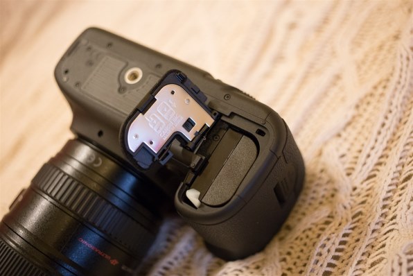 電池フタのバネのはみ出しについて』 CANON EOS 5D Mark III
