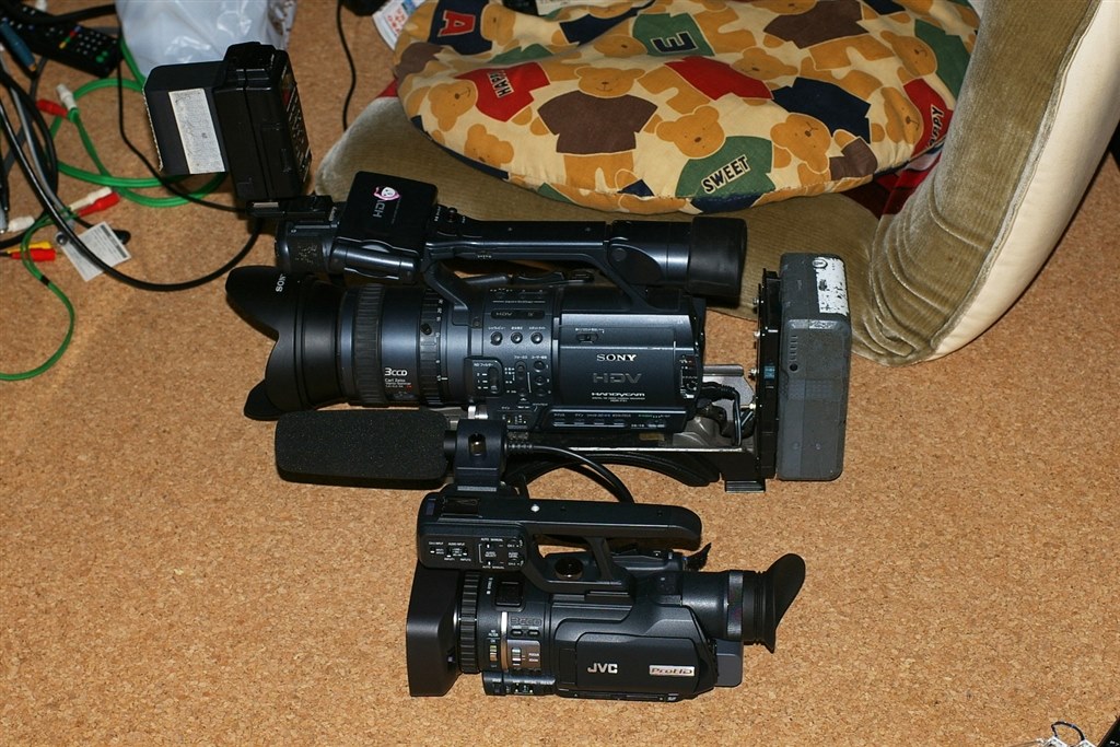 JVC JY-HM70 ビデオカメラ と 三脚三脚 - ビデオカメラ