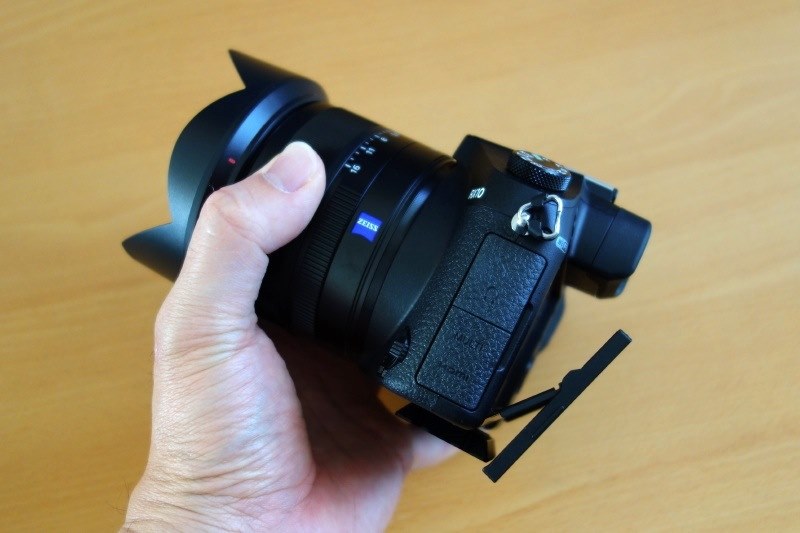 クイックシューが液晶回転のジャマになる』 SONY サイバーショット DSC