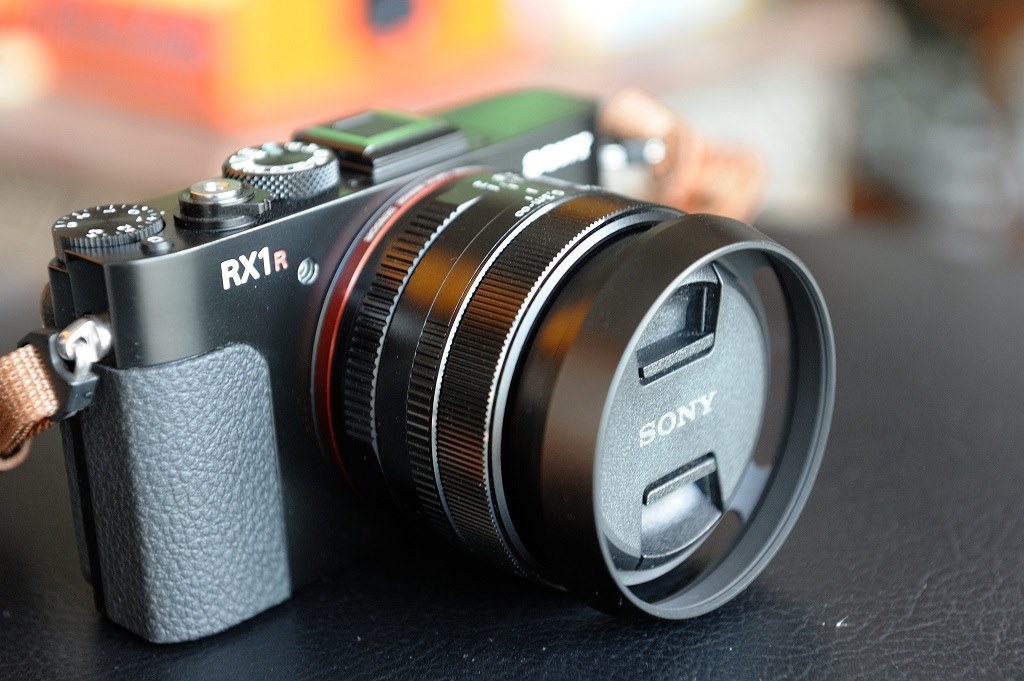 【レンズ内チリ有】 SONY RX1R 本体＋純正フード＋予備バッテリー他一式 レンズ内チリ有】 SONY RX1R 本体＋純正フード＋予備バッテリー