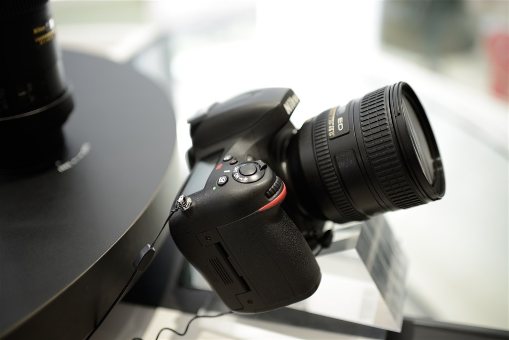 開放での解像感と後ボケ』 ニコン AF-S NIKKOR 35mm f/1.8G ED の