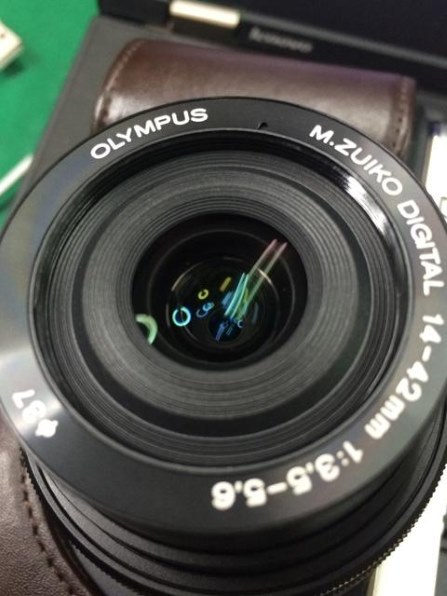 自動開閉式レンズキャップ LC-37C の開閉の具合』 オリンパス M.ZUIKO