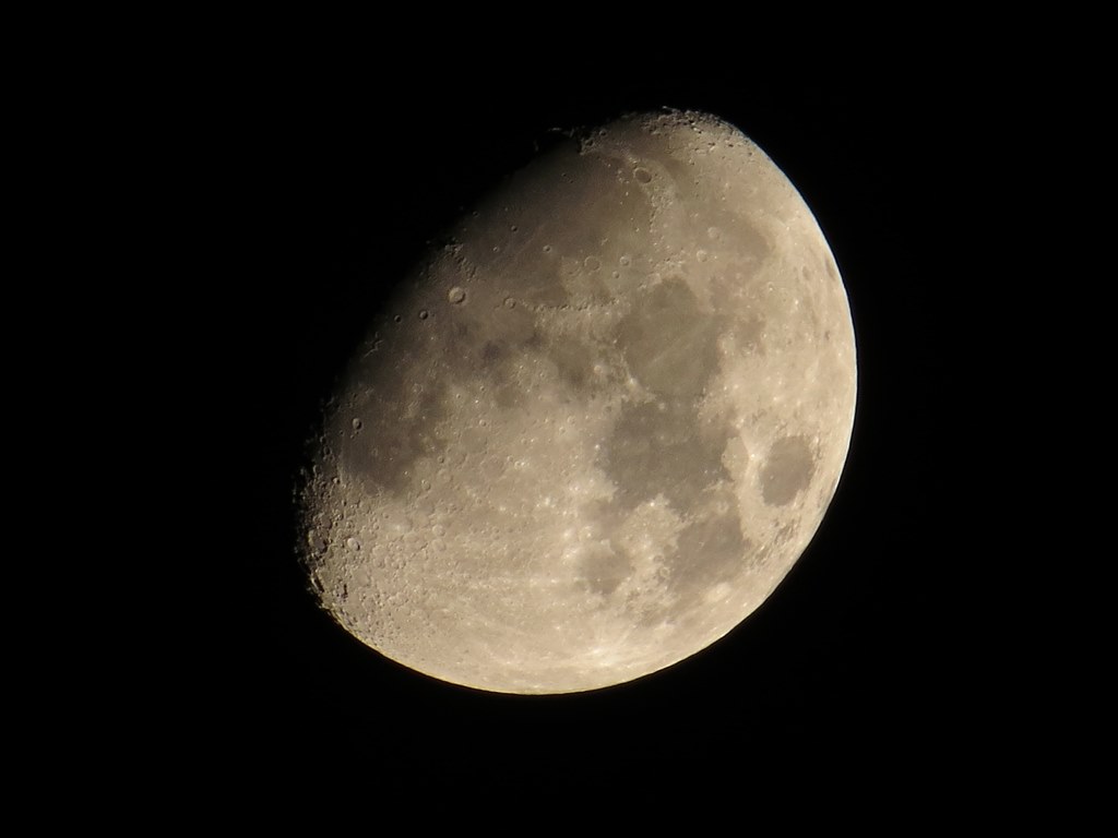 光学ズーム24倍は物足りない？』 パナソニック LUMIX DMC-FZ200 の