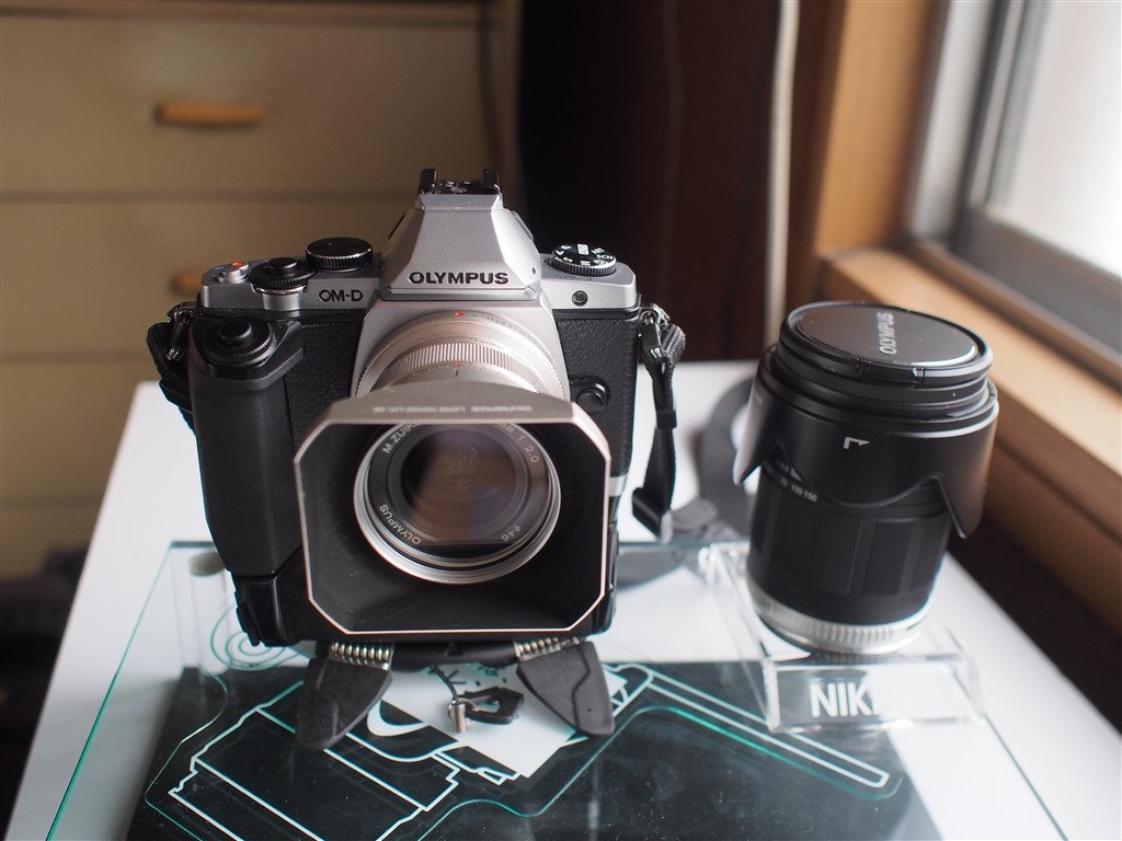 シルバーモデルにバッテリーグリップ』 オリンパス OLYMPUS OM-D E-M5 