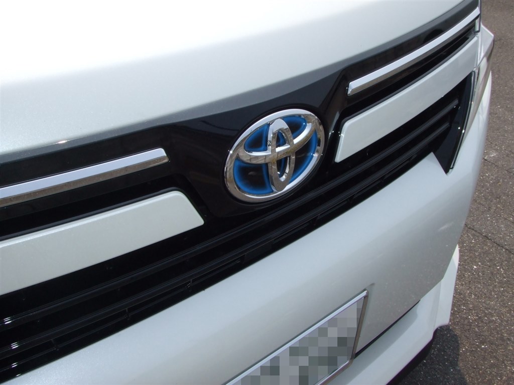 フロントのトヨタエンブレム』 トヨタ ヴォクシー 2014年モデル のクチコミ掲示板 - 価格.com