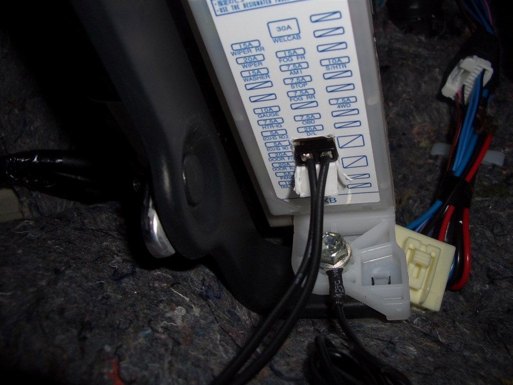 バッテリー直結配線時の車室内へ引き込み方法 トヨタ カローラ フィールダー ハイブリッド 13年モデル のクチコミ掲示板 価格 Com