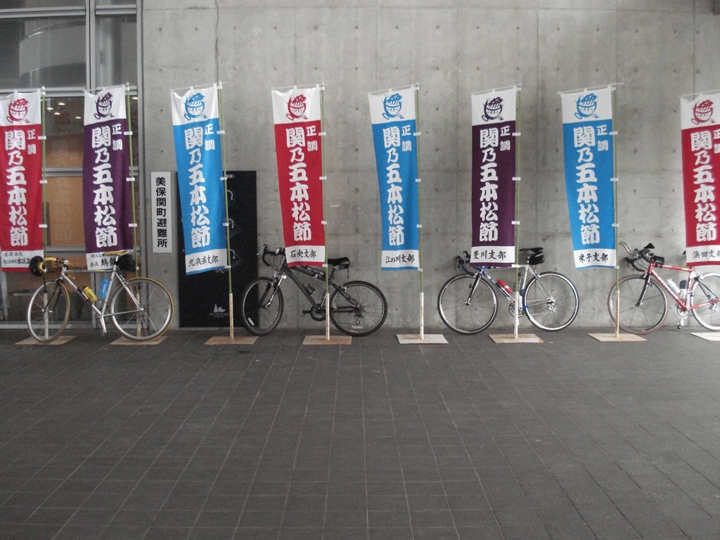 自転車のホイールにピント合わせて背景をボケさせた写真