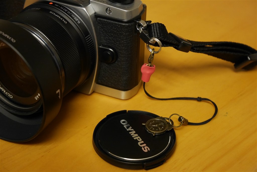 OM-D EM-10 mark4 ダブルズームレンズキット 自動開閉キャップ付き