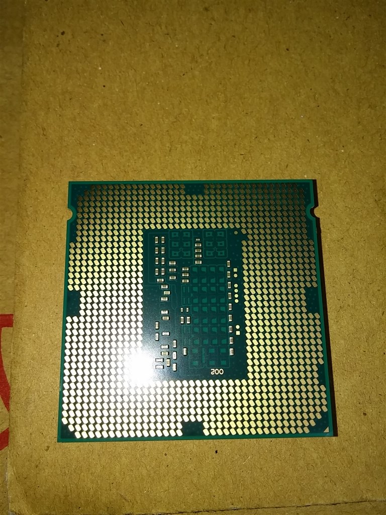 CPUが壊れてしまい､なにげに裏を見ると一部分膨らみがあった 