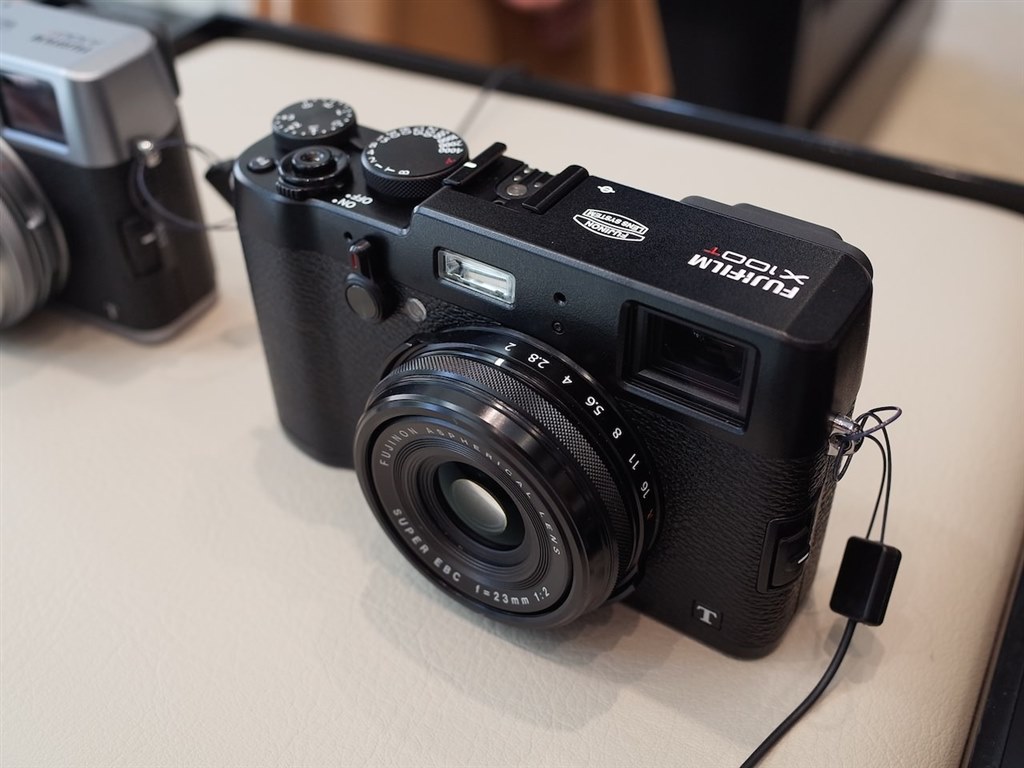 持って構えた感じ・・・。』 富士フイルム FUJIFILM X100T のクチコミ