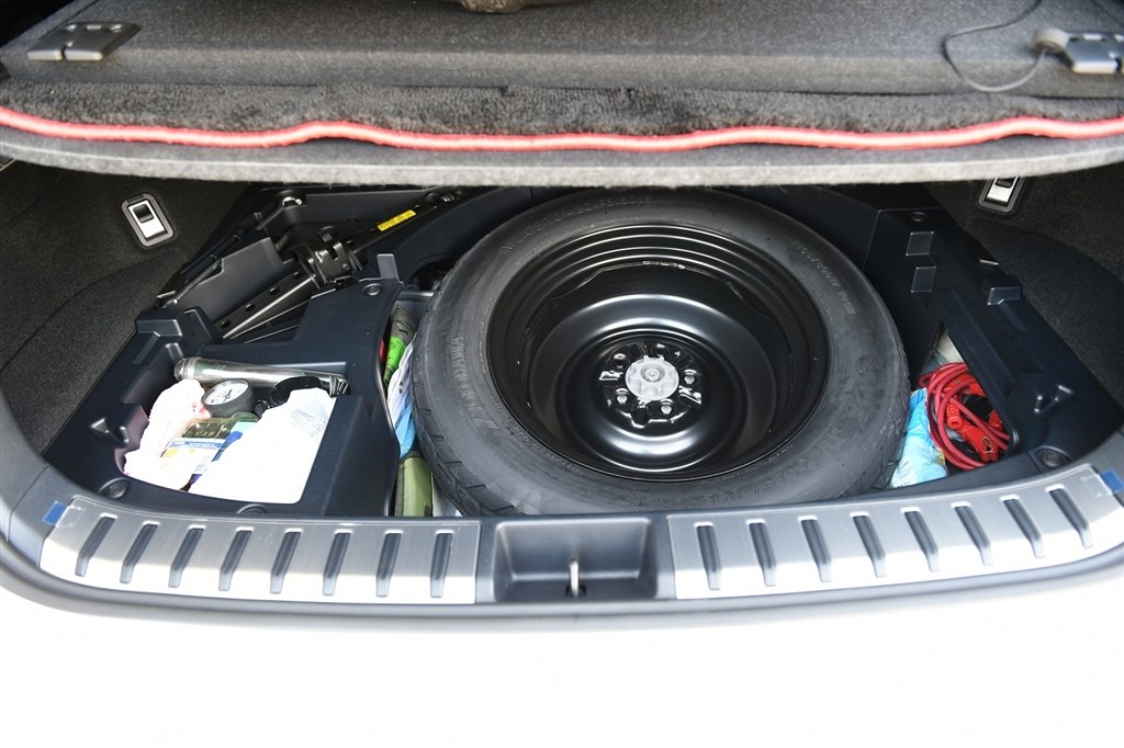 カラードフェンダーアーチモールとスペアタイヤ周辺の写真です