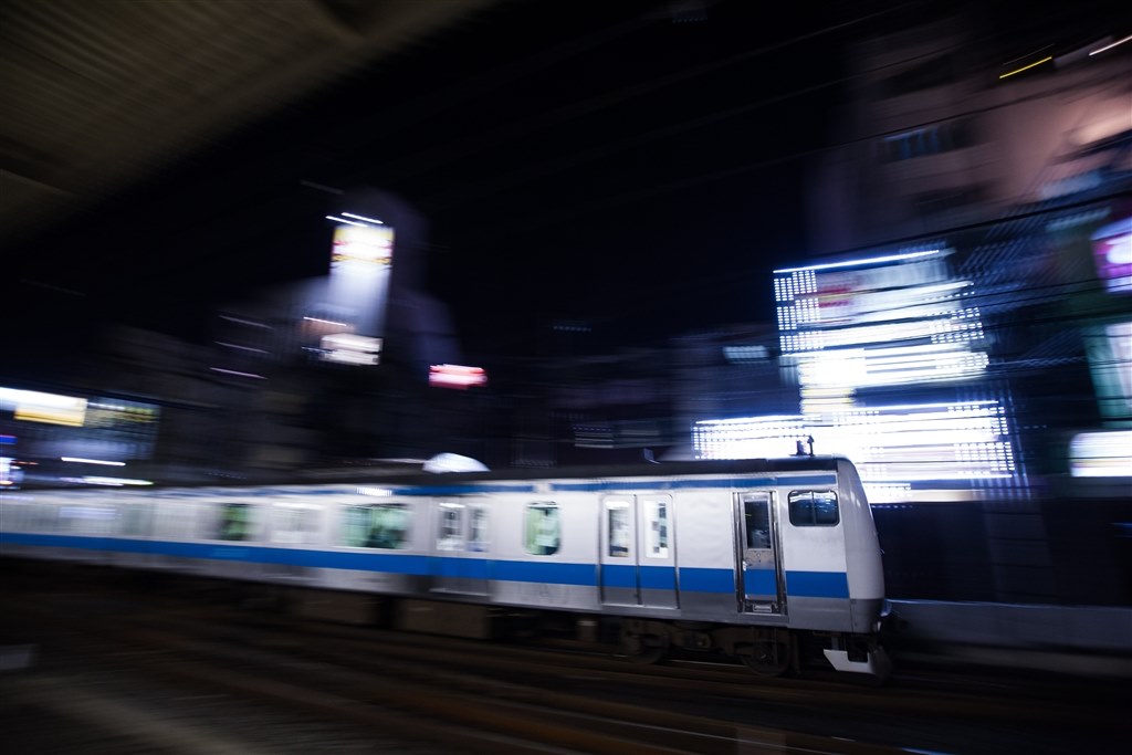 17-35/2.8-4 EX ASPH HSMで夜の電車』 シグマ 17-35mm F2.8-4 EX