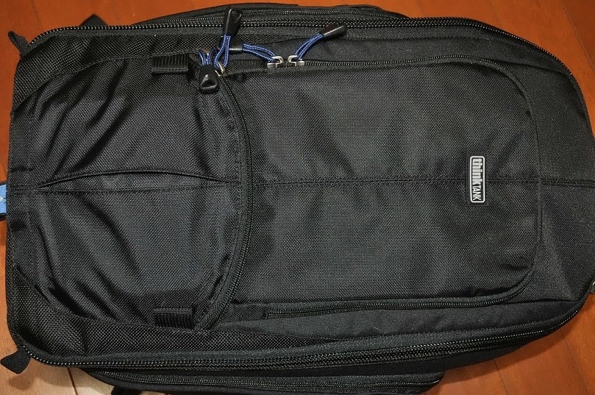 レンズをカメラに装着したまま持ち運べるカメラバッグについて