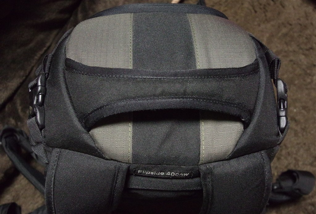 レンズをカメラに装着したまま持ち運べるカメラバッグについて