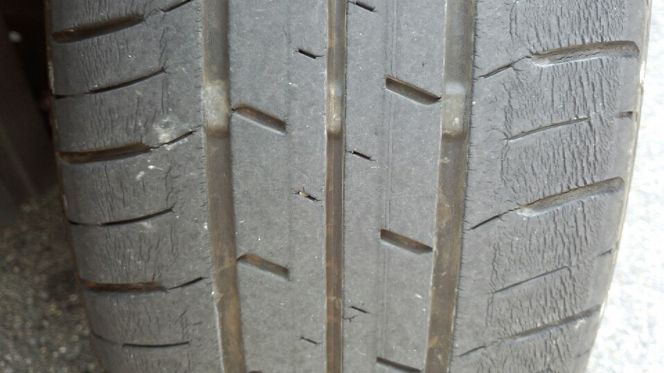 使い始めて1年半でタイヤの両脇がヒビだらけ。』 ブリヂストン ECOPIA