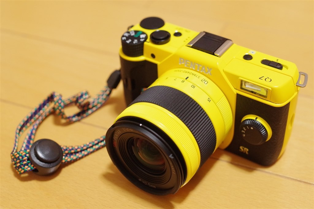 可愛らしいデジタル一眼カメラ「PENTAX Q7」イエロー　ズームレンズキット ペンタックス PENTAX Q7 ダブルズームキット [イエロー] 価格比較