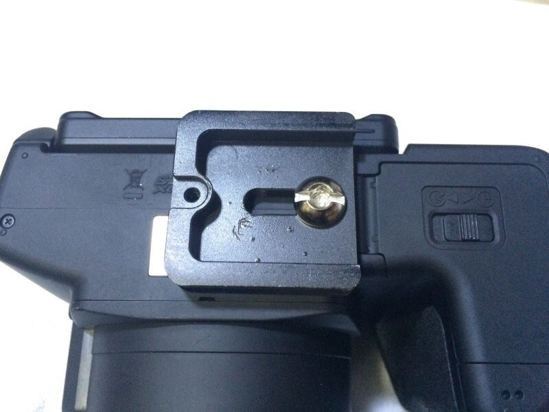 三脚用ネジ穴とクイックプレート』 富士フイルム FinePix S1 の