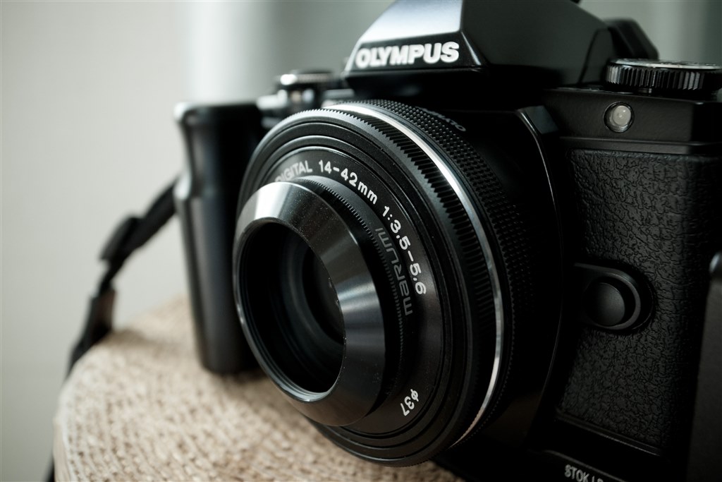 グリップとレンズフード』 オリンパス OLYMPUS OM-D E-M10 EZダブル