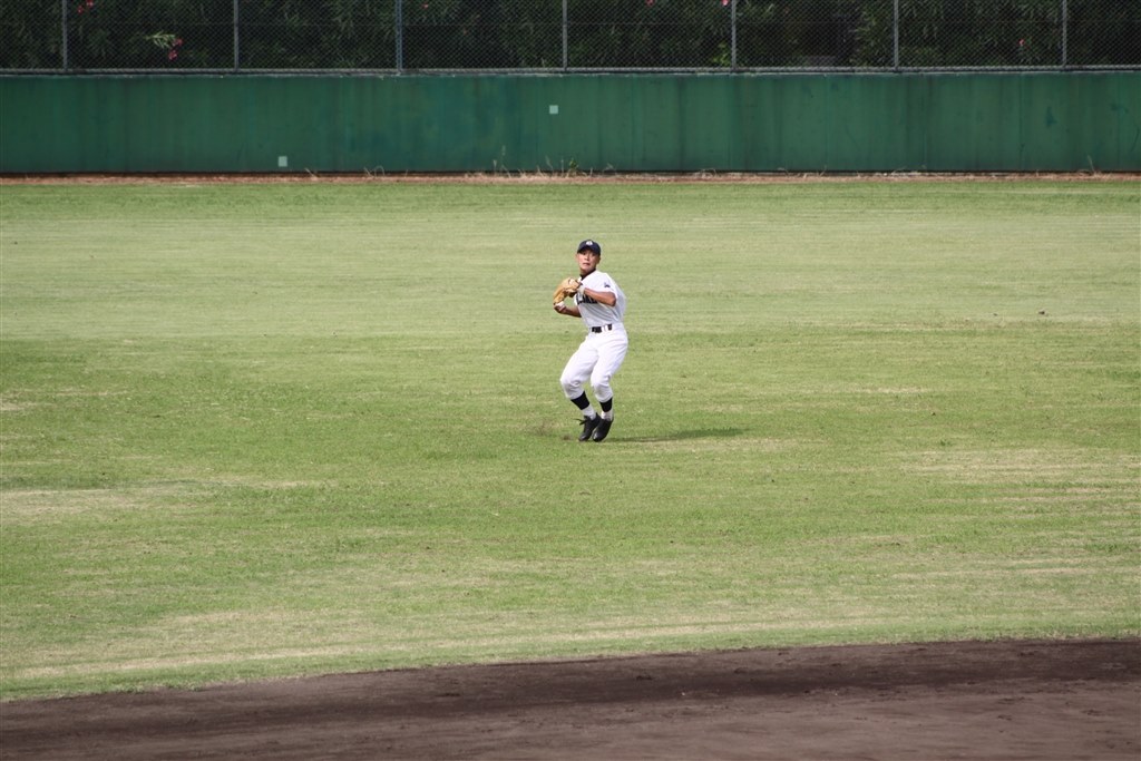 高校野球撮影の望遠レンズ 内野席付近から外野手をくっきりと』 CANON