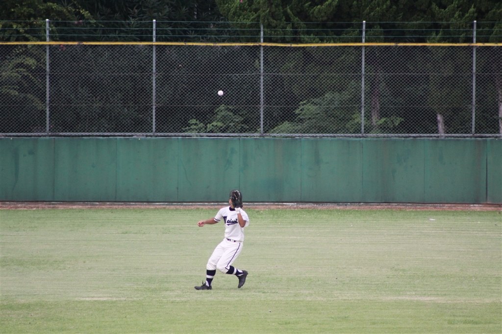 高校野球撮影の望遠レンズ 内野席付近から外野手をくっきりと』 CANON